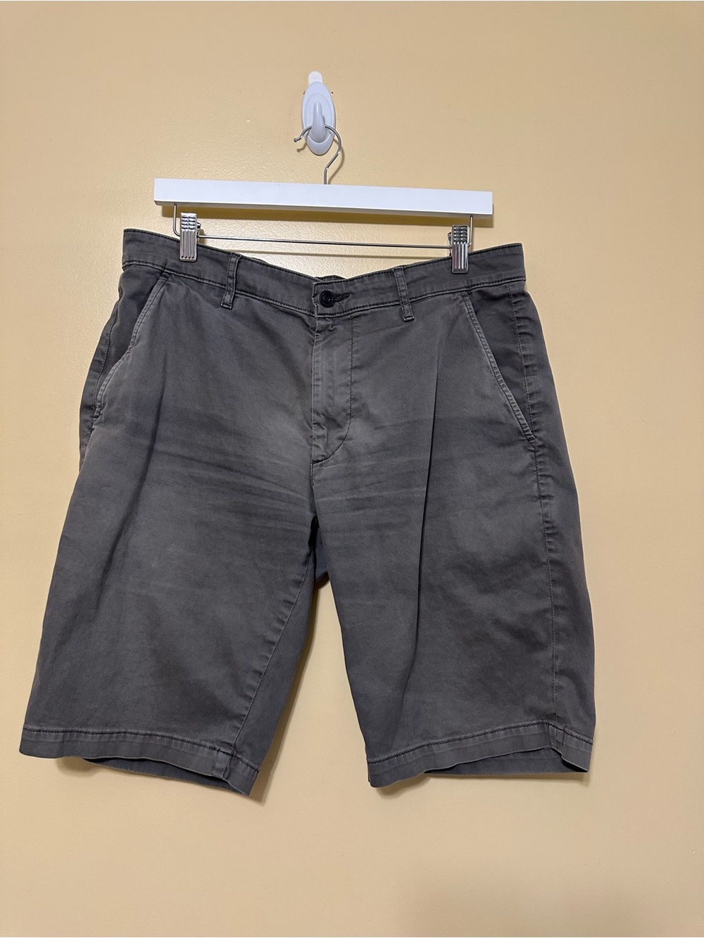 Adriano Goldschmied The Griffin Flat Front Chino Shorts Men 34R Olive